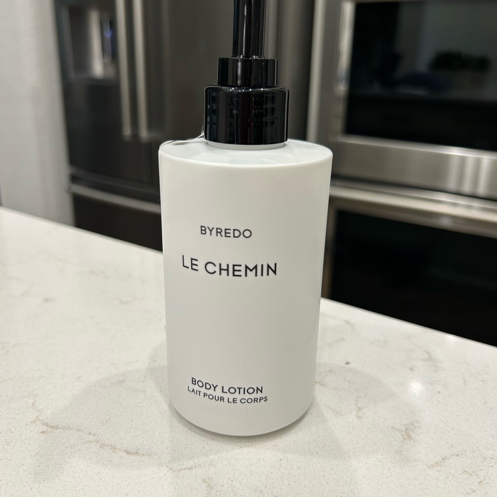 Byredo Le Chemin Body Lotion - White and Black Accents - Picture 2 of 3